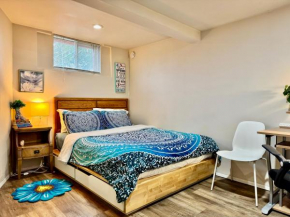 Private Room with Shared Bathroom on a Lower Level of a Big and Peaceful House